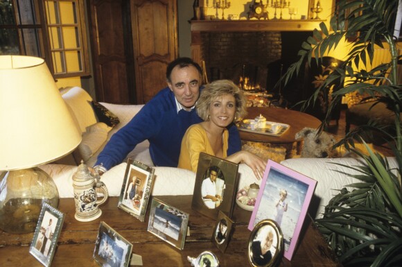 Evelyne Dhéliat et son mari Philippe chez eux en 1990