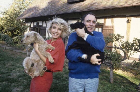 Evelyne Dhéliat et son mari Philippe chez eux en 1990