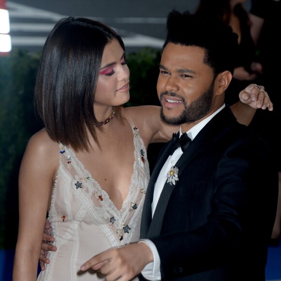Selena Gomez et The Weeknd assistent au Met Gala 2017 au Metropolitan Museum of New York. New York, le 1er mai 2017.