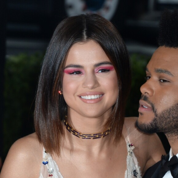 Selena Gomez et The Weeknd assistent au Met Gala 2017 au Metropolitan Museum of New York. New York, le 1er mai 2017.