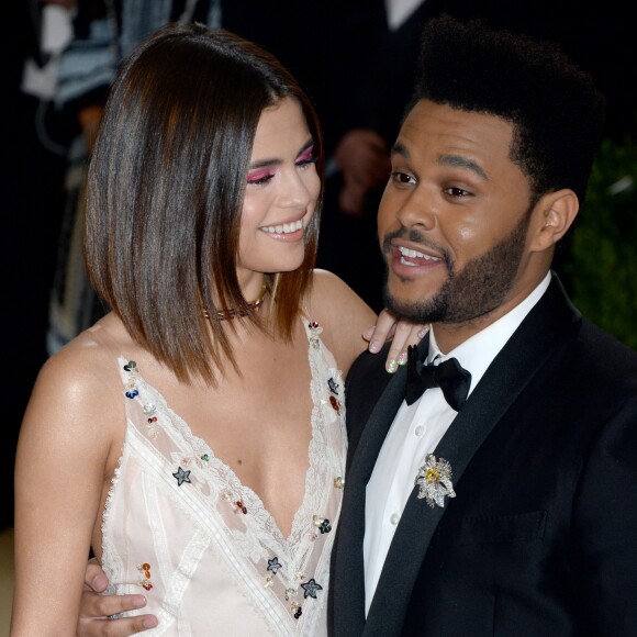 Selena Gomez et The Weeknd assistent au Met Gala 2017 au Metropolitan Museum of New York. New York, le 1er mai 2017.