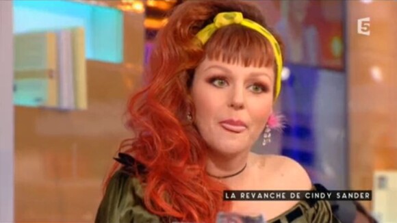 Cindy Sander a évoqué son passage dans "Nouvelle Star" sur le plateau de "C à Vous" (France 5), le 28 avril 2017.