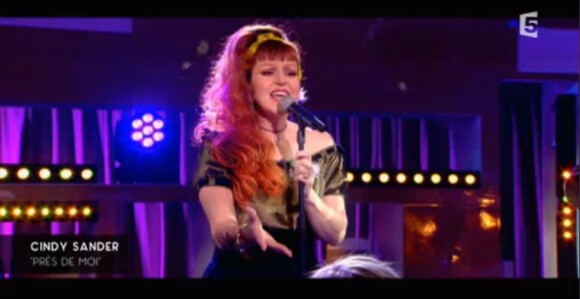 Cindy Sander a interprété son nouveau titre sur le plateau de "C à Vous", sur France 5, le 28 avril 2017.