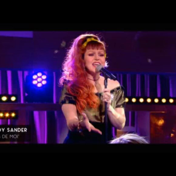 Cindy Sander a interprété son nouveau titre sur le plateau de "C à Vous", sur France 5, le 28 avril 2017.