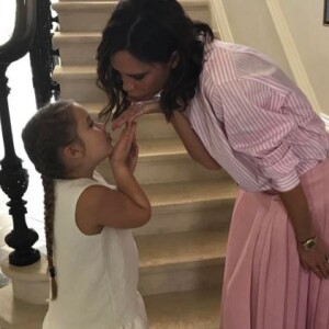 Victoria et Harper Beckham célèbrent le 42e anniversaire de David Beckham le 2 mai 2017.