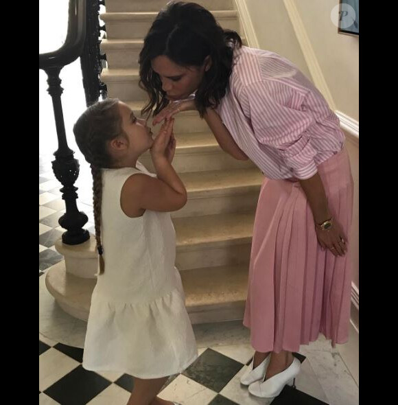 Victoria et Harper Beckham célèbrent le 42e anniversaire de David Beckham le 2 mai 2017.