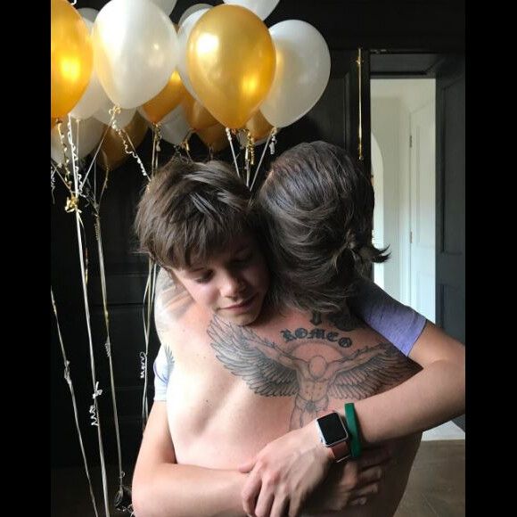 Romeo Beckham souhaite un joyeux anniversaire à son père, David Beckham le 2 mai 2017.