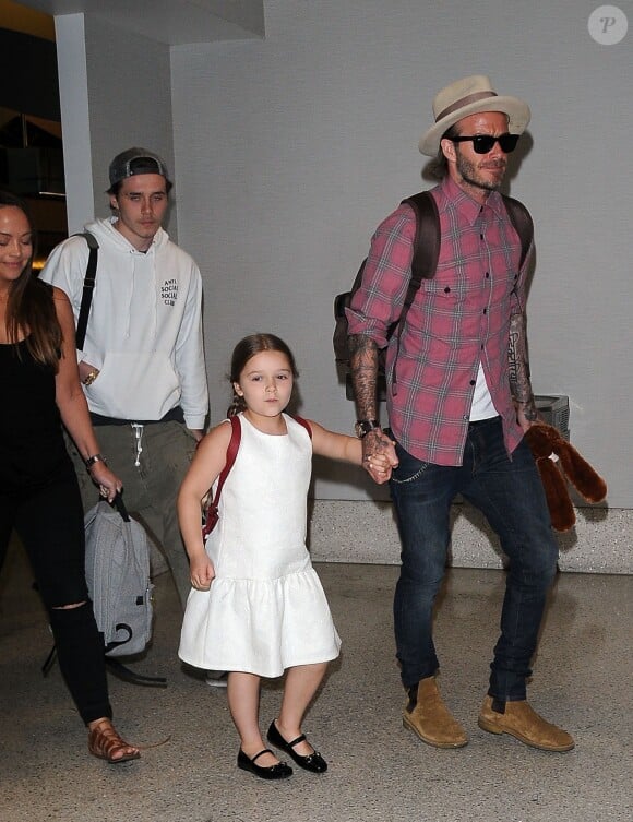 David Beckham arrive avec ses enfants Brooklyn, Romeo, Cruz et Harper Beckham à l'aéroport de LAX à Los Angeles le 17 avril 2017.
