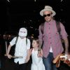 David Beckham arrive avec ses enfants Brooklyn, Romeo, Cruz et Harper Beckham à l'aéroport de LAX à Los Angeles le 17 avril 2017.