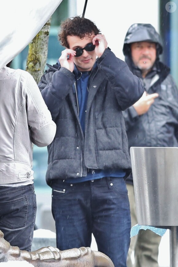 Exclusif - Michael Neeson (fils de L. Neeson) sur le tournage d'une scène du film "Hard Powder" à Vancouver, Canada, le 2 mai 2017. Le jeune homme se montre très complice avec l'équipe du film.