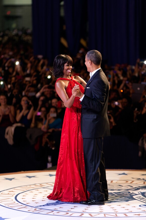 Barack Obama danse avec sa femme Michelle le jour de son investiture à Washington le 21 janvier 2013.