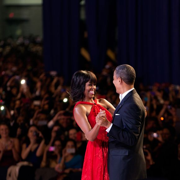 Barack Obama danse avec sa femme Michelle le jour de son investiture à Washington le 21 janvier 2013.