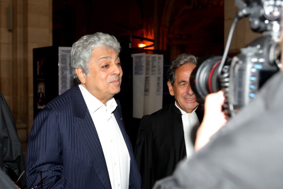 Enrico Macias lors de l'interruption du procès à la 11ème chambre du tribunal correctionnel pour le procès de la banque islandaise Landsbanki à Paris le 2 mai 2017. Des centaines de propriétaires immobiliers, dont le chanteur Enrico Macias, emportés, il y a presque dix ans, dans la débâcle du secteur bancaire islandais : aujourd'hui s'ouvre à Paris le procès d'une vaste escroquerie. Le patron de la banque islandaise Landsbanki, ainsi que les dirigeants d'une filiale luxembourgeoise et des complices présumés sont jugés jusqu'au 24 mai par le tribunal correctionnel de Paris. L'escroquerie est passible d'une peine allant jusqu'à cinq ans de prison et de 375.000 euros d'amende. Enrico Macias avait lancé l'affaire en portant plainte en mai 2009. © CVS / Bestimage