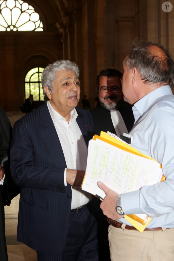 Enrico Macias lors de l'interruption du procès à la 11ème chambre du tribunal correctionnel pour le procès de la banque islandaise Landsbanki à Paris le 2 mai 2017. Des centaines de propriétaires immobiliers, dont le chanteur Enrico Macias, emportés, il y a presque dix ans, dans la débâcle du secteur bancaire islandais : aujourd'hui s'ouvre à Paris le procès d'une vaste escroquerie. Le patron de la banque islandaise Landsbanki, ainsi que les dirigeants d'une filiale luxembourgeoise et des complices présumés sont jugés jusqu'au 24 mai par le tribunal correctionnel de Paris. L'escroquerie est passible d'une peine allant jusqu'à cinq ans de prison et de 375.000 euros d'amende. Enrico Macias avait lancé l'affaire en portant plainte en mai 2009. © CVS / Bestimage
