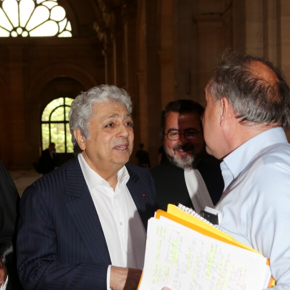 Enrico Macias lors de l'interruption du procès à la 11ème chambre du tribunal correctionnel pour le procès de la banque islandaise Landsbanki à Paris le 2 mai 2017. Des centaines de propriétaires immobiliers, dont le chanteur Enrico Macias, emportés, il y a presque dix ans, dans la débâcle du secteur bancaire islandais : aujourd'hui s'ouvre à Paris le procès d'une vaste escroquerie. Le patron de la banque islandaise Landsbanki, ainsi que les dirigeants d'une filiale luxembourgeoise et des complices présumés sont jugés jusqu'au 24 mai par le tribunal correctionnel de Paris. L'escroquerie est passible d'une peine allant jusqu'à cinq ans de prison et de 375.000 euros d'amende. Enrico Macias avait lancé l'affaire en portant plainte en mai 2009. © CVS / Bestimage