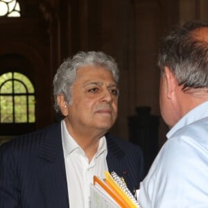 Enrico Macias lors de l'interruption du procès à la 11ème chambre du tribunal correctionnel pour le procès de la banque islandaise Landsbanki à Paris le 2 mai 2017. Des centaines de propriétaires immobiliers, dont le chanteur Enrico Macias, emportés, il y a presque dix ans, dans la débâcle du secteur bancaire islandais : aujourd'hui s'ouvre à Paris le procès d'une vaste escroquerie. Le patron de la banque islandaise Landsbanki, ainsi que les dirigeants d'une filiale luxembourgeoise et des complices présumés sont jugés jusqu'au 24 mai par le tribunal correctionnel de Paris. L'escroquerie est passible d'une peine allant jusqu'à cinq ans de prison et de 375.000 euros d'amende. Enrico Macias avait lancé l'affaire en portant plainte en mai 2009. © CVS / Bestimage