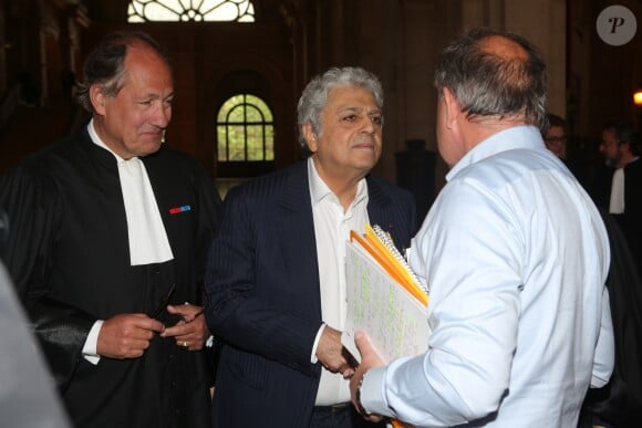 Enrico Macias lors de l'interruption du procès à la 11ème chambre du tribunal correctionnel pour le procès de la banque islandaise Landsbanki à Paris le 2 mai 2017. Des centaines de propriétaires immobiliers, dont le chanteur Enrico Macias, emportés, il y a presque dix ans, dans la débâcle du secteur bancaire islandais : aujourd'hui s'ouvre à Paris le procès d'une vaste escroquerie. Le patron de la banque islandaise Landsbanki, ainsi que les dirigeants d'une filiale luxembourgeoise et des complices présumés sont jugés jusqu'au 24 mai par le tribunal correctionnel de Paris. L'escroquerie est passible d'une peine allant jusqu'à cinq ans de prison et de 375.000 euros d'amende. Enrico Macias avait lancé l'affaire en portant plainte en mai 2009. © CVS / Bestimage
