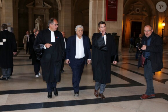 Enrico Macias lors de l'interruption du procès à la 11ème chambre du tribunal correctionnel pour le procès de la banque islandaise Landsbanki à Paris le 2 mai 2017. Des centaines de propriétaires immobiliers, dont le chanteur Enrico Macias, emportés, il y a presque dix ans, dans la débâcle du secteur bancaire islandais : aujourd'hui s'ouvre à Paris le procès d'une vaste escroquerie. Le patron de la banque islandaise Landsbanki, ainsi que les dirigeants d'une filiale luxembourgeoise et des complices présumés sont jugés jusqu'au 24 mai par le tribunal correctionnel de Paris. L'escroquerie est passible d'une peine allant jusqu'à cinq ans de prison et de 375.000 euros d'amende. Enrico Macias avait lancé l'affaire en portant plainte en mai 2009. © CVS / Bestimage