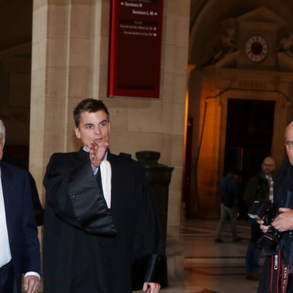 Enrico Macias lors de l'interruption du procès à la 11ème chambre du tribunal correctionnel pour le procès de la banque islandaise Landsbanki à Paris le 2 mai 2017. Des centaines de propriétaires immobiliers, dont le chanteur Enrico Macias, emportés, il y a presque dix ans, dans la débâcle du secteur bancaire islandais : aujourd'hui s'ouvre à Paris le procès d'une vaste escroquerie. Le patron de la banque islandaise Landsbanki, ainsi que les dirigeants d'une filiale luxembourgeoise et des complices présumés sont jugés jusqu'au 24 mai par le tribunal correctionnel de Paris. L'escroquerie est passible d'une peine allant jusqu'à cinq ans de prison et de 375.000 euros d'amende. Enrico Macias avait lancé l'affaire en portant plainte en mai 2009. © CVS / Bestimage