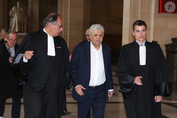 Enrico Macias lors de l'interruption du procès à la 11ème chambre du tribunal correctionnel pour le procès de la banque islandaise Landsbanki à Paris le 2 mai 2017. Des centaines de propriétaires immobiliers, dont le chanteur Enrico Macias, emportés, il y a presque dix ans, dans la débâcle du secteur bancaire islandais : aujourd'hui s'ouvre à Paris le procès d'une vaste escroquerie. Le patron de la banque islandaise Landsbanki, ainsi que les dirigeants d'une filiale luxembourgeoise et des complices présumés sont jugés jusqu'au 24 mai par le tribunal correctionnel de Paris. L'escroquerie est passible d'une peine allant jusqu'à cinq ans de prison et de 375.000 euros d'amende. Enrico Macias avait lancé l'affaire en portant plainte en mai 2009. © CVS / Bestimage