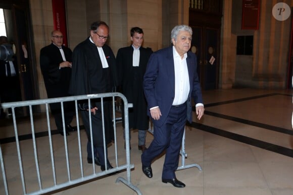 Enrico Macias lors de l'interruption du procès à la 11ème chambre du tribunal correctionnel pour le procès de la banque islandaise Landsbanki à Paris le 2 mai 2017. Des centaines de propriétaires immobiliers, dont le chanteur Enrico Macias, emportés, il y a presque dix ans, dans la débâcle du secteur bancaire islandais : aujourd'hui s'ouvre à Paris le procès d'une vaste escroquerie. Le patron de la banque islandaise Landsbanki, ainsi que les dirigeants d'une filiale luxembourgeoise et des complices présumés sont jugés jusqu'au 24 mai par le tribunal correctionnel de Paris. L'escroquerie est passible d'une peine allant jusqu'à cinq ans de prison et de 375.000 euros d'amende. Enrico Macias avait lancé l'affaire en portant plainte en mai 2009. © CVS / Bestimage