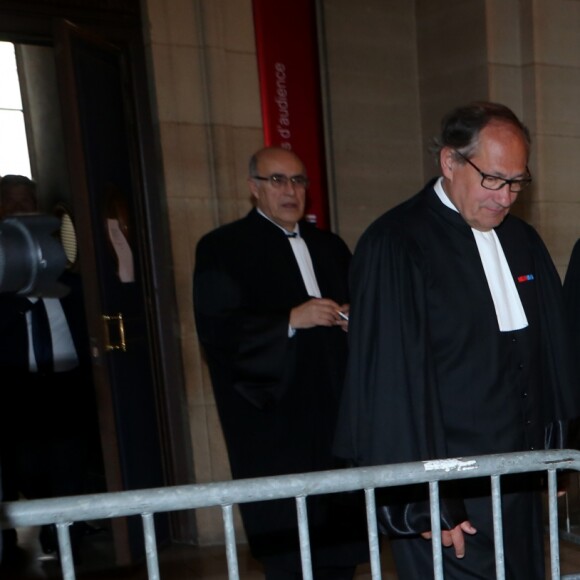 Enrico Macias lors de l'interruption du procès à la 11ème chambre du tribunal correctionnel pour le procès de la banque islandaise Landsbanki à Paris le 2 mai 2017. Des centaines de propriétaires immobiliers, dont le chanteur Enrico Macias, emportés, il y a presque dix ans, dans la débâcle du secteur bancaire islandais : aujourd'hui s'ouvre à Paris le procès d'une vaste escroquerie. Le patron de la banque islandaise Landsbanki, ainsi que les dirigeants d'une filiale luxembourgeoise et des complices présumés sont jugés jusqu'au 24 mai par le tribunal correctionnel de Paris. L'escroquerie est passible d'une peine allant jusqu'à cinq ans de prison et de 375.000 euros d'amende. Enrico Macias avait lancé l'affaire en portant plainte en mai 2009. © CVS / Bestimage