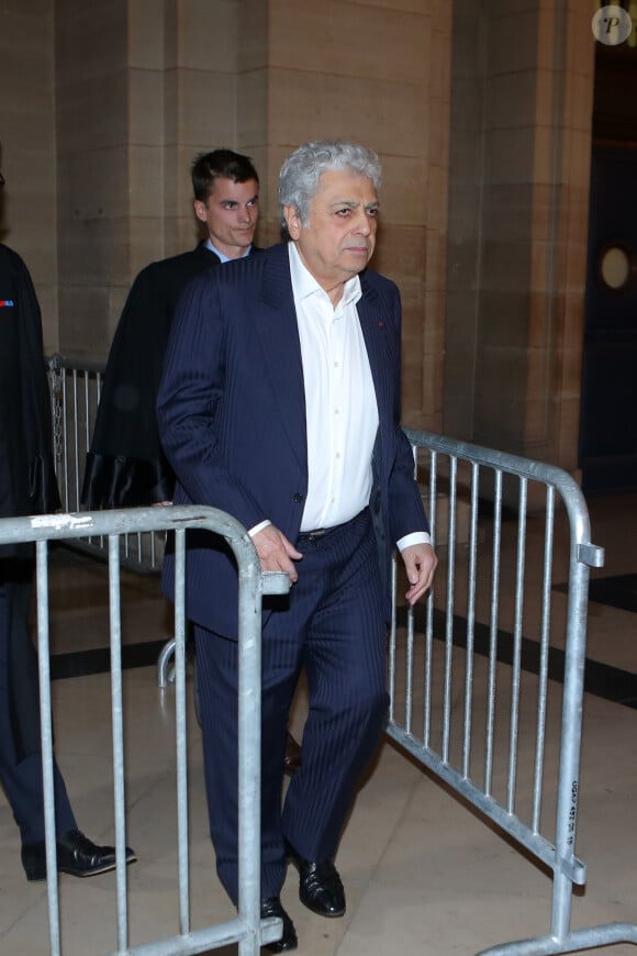 Enrico Macias lors de l'interruption du procès à la 11ème chambre du tribunal correctionnel pour le procès de la banque islandaise Landsbanki à Paris le 2 mai 2017. Des centaines de propriétaires immobiliers, dont le chanteur Enrico Macias, emportés, il y a presque dix ans, dans la débâcle du secteur bancaire islandais : aujourd'hui s'ouvre à Paris le procès d'une vaste escroquerie. Le patron de la banque islandaise Landsbanki, ainsi que les dirigeants d'une filiale luxembourgeoise et des complices présumés sont jugés jusqu'au 24 mai par le tribunal correctionnel de Paris. L'escroquerie est passible d'une peine allant jusqu'à cinq ans de prison et de 375.000 euros d'amende. Enrico Macias avait lancé l'affaire en portant plainte en mai 2009. © CVS / Bestimage