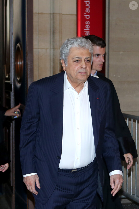 Enrico Macias lors de l'interruption du procès à la 11ème chambre du tribunal correctionnel pour le procès de la banque islandaise Landsbanki à Paris le 2 mai 2017. Des centaines de propriétaires immobiliers, dont le chanteur Enrico Macias, emportés, il y a presque dix ans, dans la débâcle du secteur bancaire islandais : aujourd'hui s'ouvre à Paris le procès d'une vaste escroquerie. Le patron de la banque islandaise Landsbanki, ainsi que les dirigeants d'une filiale luxembourgeoise et des complices présumés sont jugés jusqu'au 24 mai par le tribunal correctionnel de Paris. L'escroquerie est passible d'une peine allant jusqu'à cinq ans de prison et de 375.000 euros d'amende. Enrico Macias avait lancé l'affaire en portant plainte en mai 2009. © CVS / Bestimage