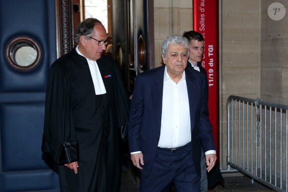 Enrico Macias lors de l'interruption du procès à la 11ème chambre du tribunal correctionnel pour le procès de la banque islandaise Landsbanki à Paris le 2 mai 2017. Des centaines de propriétaires immobiliers, dont le chanteur Enrico Macias, emportés, il y a presque dix ans, dans la débâcle du secteur bancaire islandais : aujourd'hui s'ouvre à Paris le procès d'une vaste escroquerie. Le patron de la banque islandaise Landsbanki, ainsi que les dirigeants d'une filiale luxembourgeoise et des complices présumés sont jugés jusqu'au 24 mai par le tribunal correctionnel de Paris. L'escroquerie est passible d'une peine allant jusqu'à cinq ans de prison et de 375.000 euros d'amende. Enrico Macias avait lancé l'affaire en portant plainte en mai 2009. © CVS / Bestimage