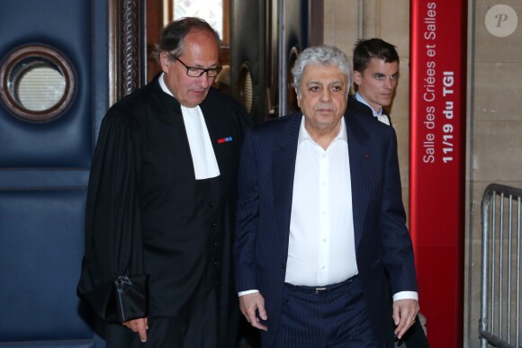 Enrico Macias lors de l'interruption du procès à la 11ème chambre du tribunal correctionnel pour le procès de la banque islandaise Landsbanki à Paris le 2 mai 2017. Des centaines de propriétaires immobiliers, dont le chanteur Enrico Macias, emportés, il y a presque dix ans, dans la débâcle du secteur bancaire islandais : aujourd'hui s'ouvre à Paris le procès d'une vaste escroquerie. Le patron de la banque islandaise Landsbanki, ainsi que les dirigeants d'une filiale luxembourgeoise et des complices présumés sont jugés jusqu'au 24 mai par le tribunal correctionnel de Paris. L'escroquerie est passible d'une peine allant jusqu'à cinq ans de prison et de 375.000 euros d'amende. Enrico Macias avait lancé l'affaire en portant plainte en mai 2009. © CVS / Bestimage