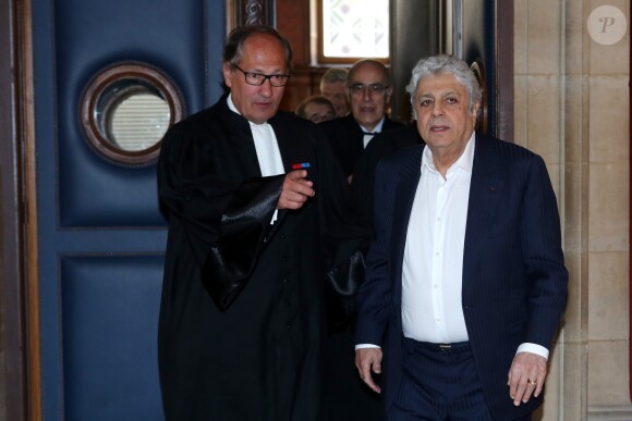 Enrico Macias lors de l'interruption du procès à la 11ème chambre du tribunal correctionnel pour le procès de la banque islandaise Landsbanki à Paris le 2 mai 2017. Des centaines de propriétaires immobiliers, dont le chanteur Enrico Macias, emportés, il y a presque dix ans, dans la débâcle du secteur bancaire islandais : aujourd'hui s'ouvre à Paris le procès d'une vaste escroquerie. Le patron de la banque islandaise Landsbanki, ainsi que les dirigeants d'une filiale luxembourgeoise et des complices présumés sont jugés jusqu'au 24 mai par le tribunal correctionnel de Paris. L'escroquerie est passible d'une peine allant jusqu'à cinq ans de prison et de 375.000 euros d'amende. Enrico Macias avait lancé l'affaire en portant plainte en mai 2009. © CVS / Bestimage