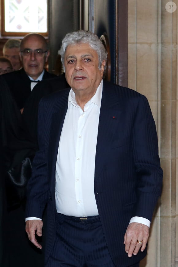 Enrico Macias lors de l'interruption du procès à la 11ème chambre du tribunal correctionnel pour le procès de la banque islandaise Landsbanki à Paris le 2 mai 2017. Des centaines de propriétaires immobiliers, dont le chanteur Enrico Macias, emportés, il y a presque dix ans, dans la débâcle du secteur bancaire islandais : aujourd'hui s'ouvre à Paris le procès d'une vaste escroquerie. Le patron de la banque islandaise Landsbanki, ainsi que les dirigeants d'une filiale luxembourgeoise et des complices présumés sont jugés jusqu'au 24 mai par le tribunal correctionnel de Paris. L'escroquerie est passible d'une peine allant jusqu'à cinq ans de prison et de 375.000 euros d'amende. Enrico Macias avait lancé l'affaire en portant plainte en mai 2009. © CVS / Bestimage