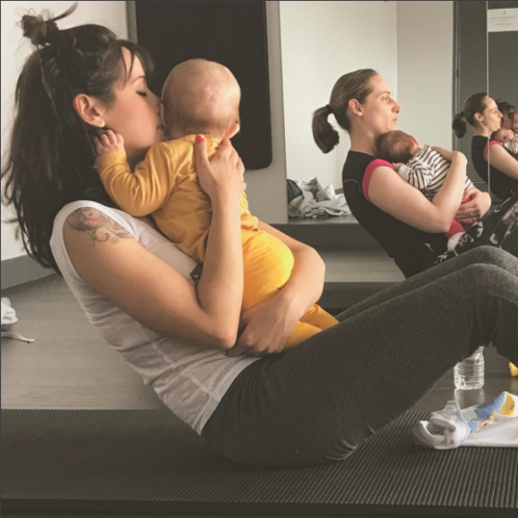 Daniela Martins (Secret Story 3) en séance de yoga avec bébé le 3 mai 2017.