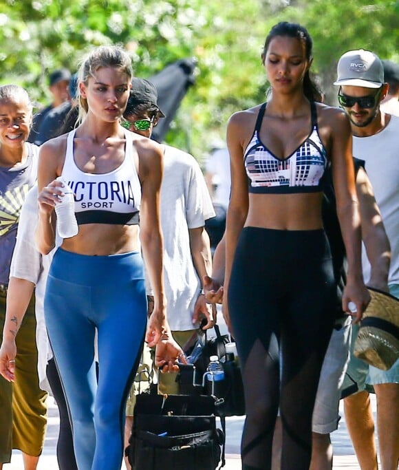 Lais Ribeiro et Martha Hunt font des étirements et du yoga pour un shooting photo de Victoria's Secret à Miami, Floride, Etats-Unis, le 26 avril 2017.