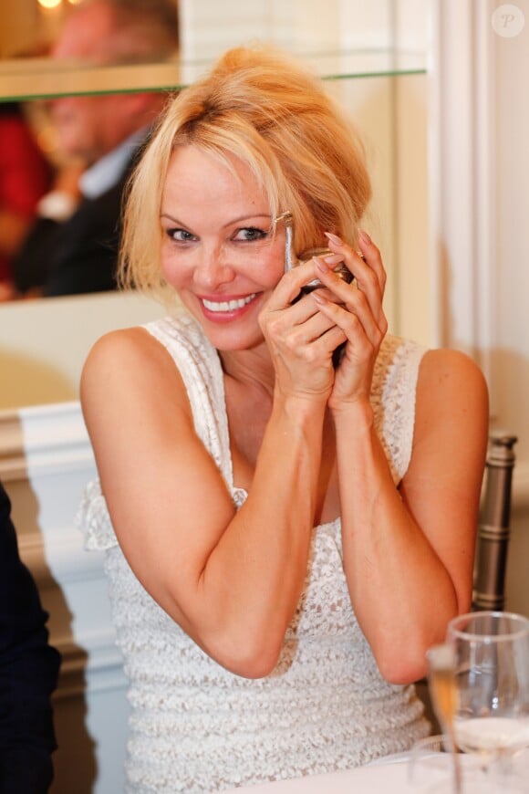 Exclusif - Pamela Anderson - L'actrice américaine Pamela Anderson organisait au restaurant "Leroy's Paris", un dîner au profit de la Pamela Anderson Foundation à Paris le 4 mai 2017.