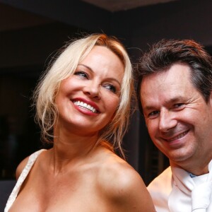 Exclusif - Pamela Anderson et le chef Christophe Leroy - L'actrice américaine Pamela Anderson organisait au restaurant "Leroy's Paris", un dîner au profit de la Pamela Anderson Foundation à Paris le 4 mai 2017.
