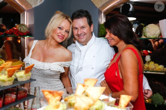 Exclusif - Pamela Anderson, le chef Christophe Leroy et sa femme Fabienne - L'actrice américaine Pamela Anderson organisait au restaurant "Leroy's Paris", un dîner au profit de la Pamela Anderson Foundation à Paris le 4 mai 2017.