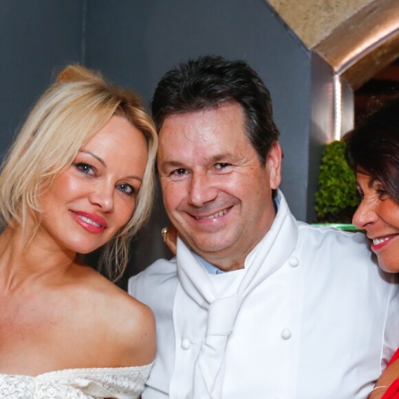 Exclusif - Pamela Anderson, le chef Christophe Leroy et sa femme Fabienne - L'actrice américaine Pamela Anderson organisait au restaurant "Leroy's Paris", un dîner au profit de la Pamela Anderson Foundation à Paris le 4 mai 2017.