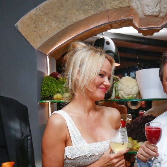 Exclusif - Massimo Gargia, Pamela Anderson et le chef Christophe Leroy - L'actrice américaine Pamela Anderson organisait au restaurant "Leroy's Paris", un dîner au profit de la Pamela Anderson Foundation à Paris le 4 mai 2017.