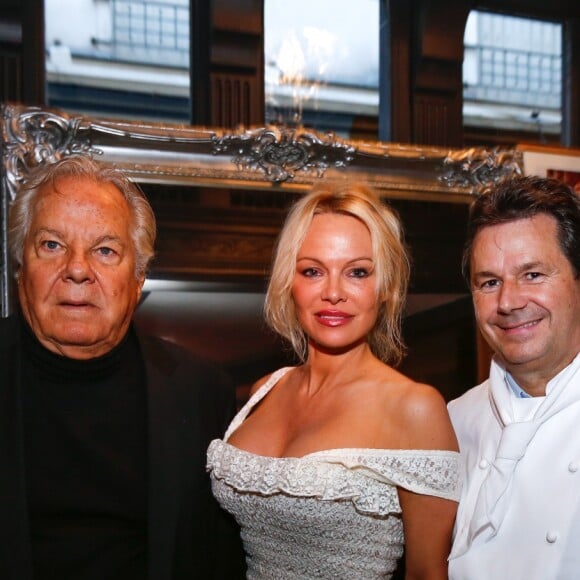 Exclusif - Massimo Gargia, Pamela Anderson et le chef Christophe Leroy - L'actrice américaine Pamela Anderson organisait au restaurant "Leroy's Paris", un dîner au profit de la Pamela Anderson Foundation à Paris le 4 mai 2017.