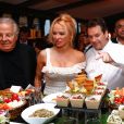 Exclusif - Massimo Gargia, Pamela Anderson et le chef Christophe Leroy - L'actrice américaine Pamela Anderson organisait au restaurant "Leroy's Paris", un dîner au profit de la Pamela Anderson Foundation à Paris le 4 mai 2017.