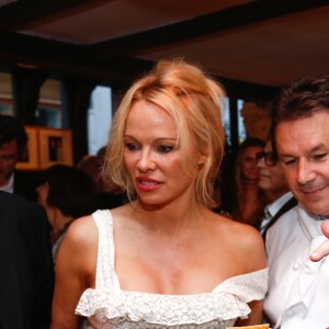 Exclusif - Massimo Gargia, Pamela Anderson et le chef Christophe Leroy - L'actrice américaine Pamela Anderson organisait au restaurant "Leroy's Paris", un dîner au profit de la Pamela Anderson Foundation à Paris le 4 mai 2017.