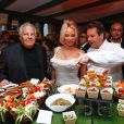 Exclusif - Massimo Gargia, Pamela Anderson et le chef Christophe Leroy - L'actrice américaine Pamela Anderson organisait au restaurant "Leroy's Paris", un dîner au profit de la Pamela Anderson Foundation à Paris le 4 mai 2017.