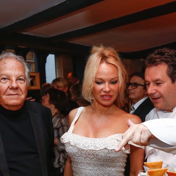 Exclusif - Massimo Gargia, Pamela Anderson et le chef Christophe Leroy - L'actrice américaine Pamela Anderson organisait au restaurant "Leroy's Paris", un dîner au profit de la Pamela Anderson Foundation à Paris le 4 mai 2017.