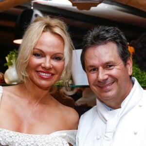 Exclusif - Pamela Anderson et le chef Christophe Leroy - L'actrice américaine Pamela Anderson organisait au restaurant "Leroy's Paris", un dîner au profit de la Pamela Anderson Foundation à Paris le 4 mai 2017.