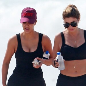 Exclusif - Kim Kardashian fait du jogging avec ses amies Brittny Gastineau et Larsa Pippen sur une plage au Mexique, le 23 avril 2017.