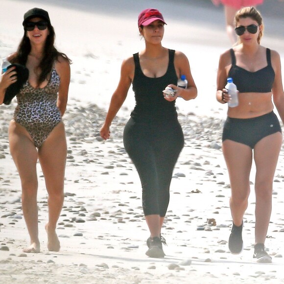 Exclusif - Kim Kardashian fait du jogging avec ses amies Brittny Gastineau et Larsa Pippen sur une plage au Mexique, le 23 avril 2017.