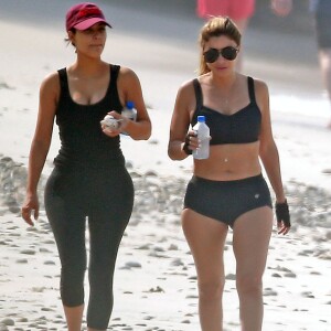 Exclusif - Kim Kardashian fait du jogging avec ses amies Brittny Gastineau et Larsa Pippen sur une plage au Mexique, le 23 avril 2017.