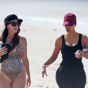 Exclusif - Kim Kardashian fait du jogging avec ses amies Brittny Gastineau et Larsa Pippen sur une plage au Mexique, le 23 avril 2017.