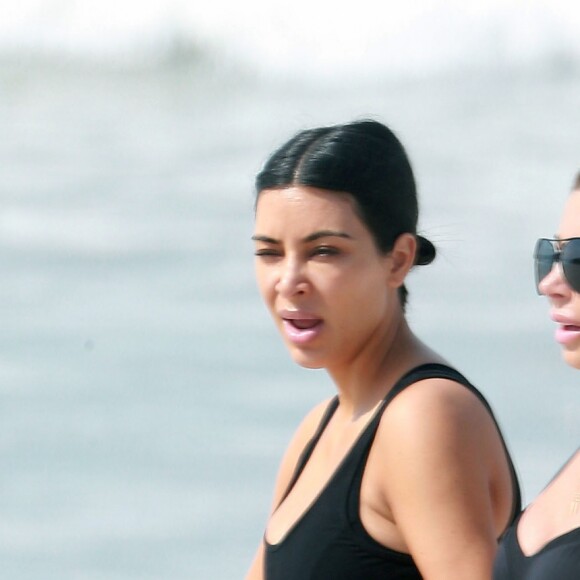 Exclusif - Kim Kardashian fait du jogging avec ses amies Brittny Gastineau et Larsa Pippen sur une plage au Mexique, le 23 avril 2017.